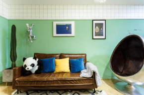 Chengdu city center Tianfu Square Kuanzhai Alley People's Park subway post-modern design 85 square meters 2 bedrooms 1 living room design B&B HD cinema family suite